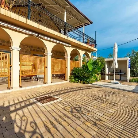 Seaside Family Friendly House With A Swimming Pool - 20109