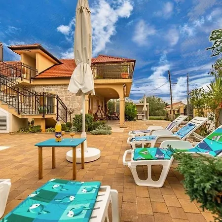 Seaside Family Friendly House With A Swimming Pool - 20109